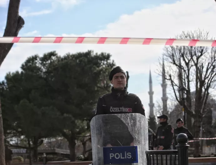 Кола бомба се взриви до съдебната палата в Измир и рани трима (СНИМКИ)