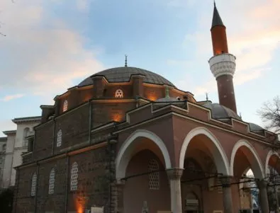 Полиция, жандармерия и видеонаблюдение край джамията в София