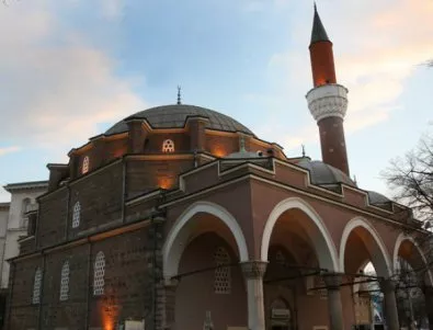 Отцепиха района на джамията в София заради съмнителен пакет