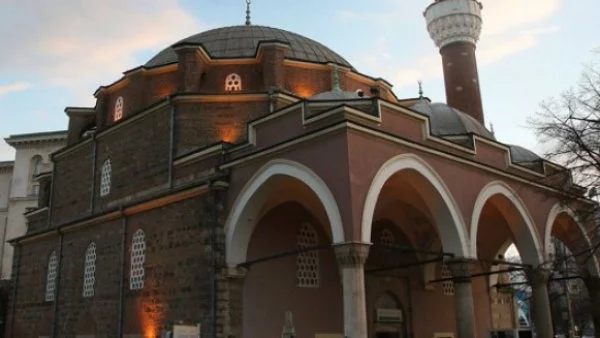 Отцепиха района на джамията в София заради съмнителен пакет