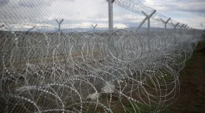 Строежът на ограда по границата - без обществена поръчка 