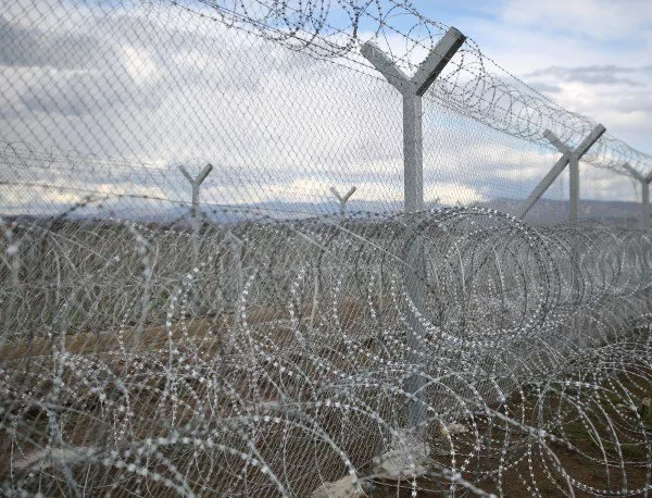 Унгарските затворници работят на три смени за телената ограда срещу бежанците