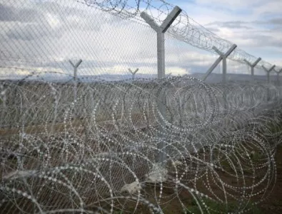 Близо 2000 мигранти са минали оградата на границата за половин година