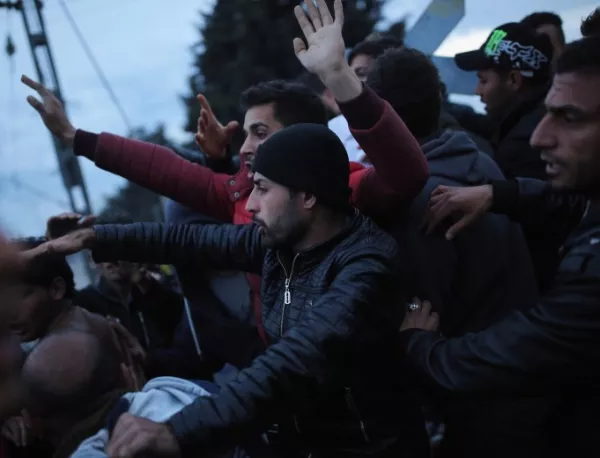 Мигранти пак опитаха да щурмуват границата между Македония и Гърция