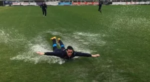 Гмурни се в локвата или как се забавляват играчите на Наполи (ВИДЕО)