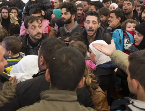 Гръцката полиция разгони бежанците в Идомени със сълзотворен газ
