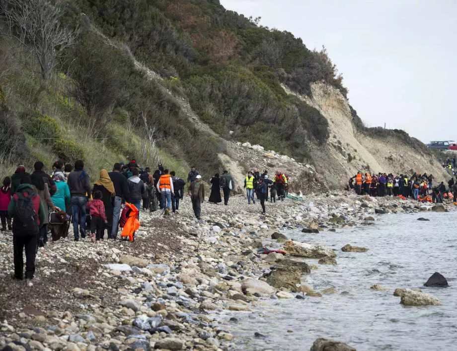 Атина: Турция не спира мигрантските потоци към Гърция 