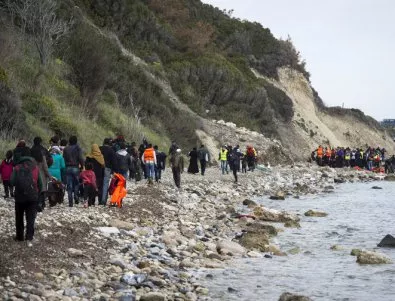 Гърция ще настани 1000 от мигрантите от изгорелия лагер на кораб