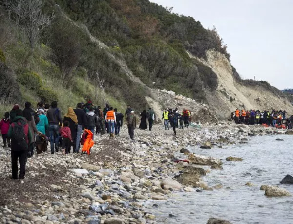 Гърция ще настани 1000 от мигрантите от изгорелия лагер на кораб