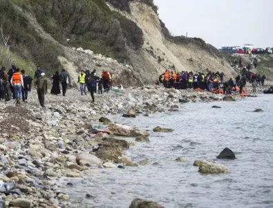 Телата на 74 мигранти са изхвърлени на либийски плаж