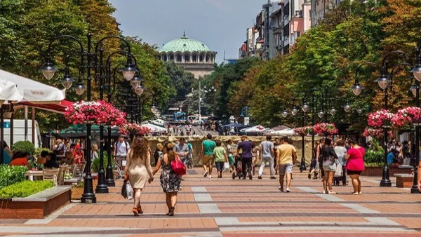 Хората плъзнаха по софийските улици