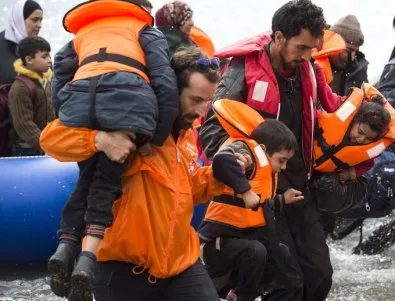 Мигрантската вълна през Средиземно море към Италия се засилва (ВИДЕО)