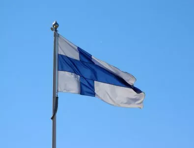 Убиха финландски общински съветник и двама журналисти