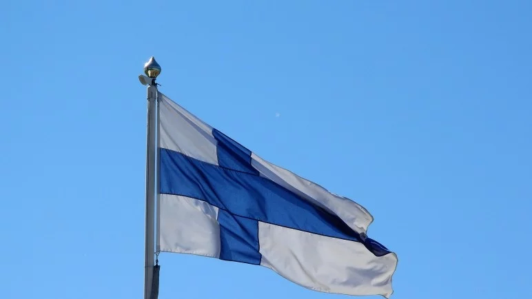 Убиха финландски общински съветник и двама журналисти