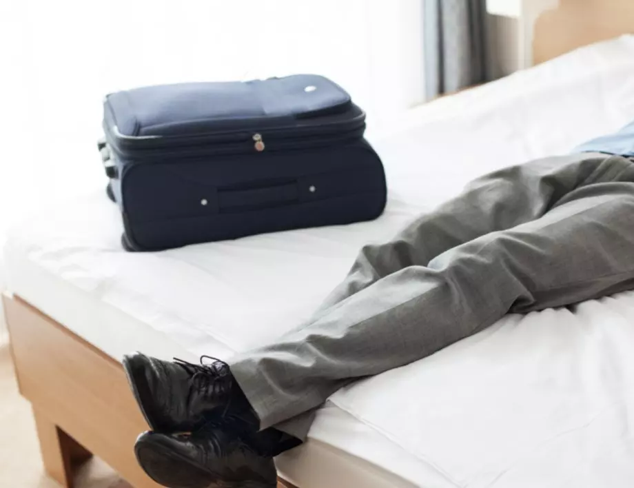 Защо опитните домакини не слагат куфара върху леглото в хотела?