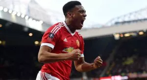 СНИМКИ: Ас на Юнайтед поиска тройка със съотборник и пищна моделка 