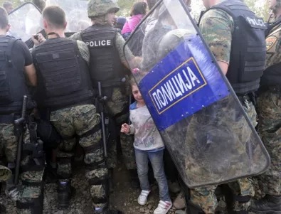 Прехвърлят в центрове блокираните мигранти на границата между Македония и Сърбия