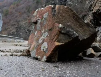 Скала се срути в близост до мост в Ловеч   