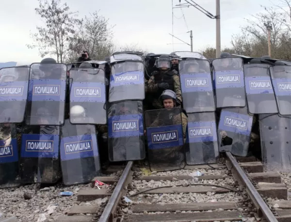 30 журналисти бяха задържани с потока от нелегални мигранти в Македония