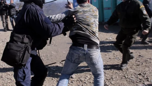 Безредици и ранени полицаи заради договора за Македония (ВИДЕО)