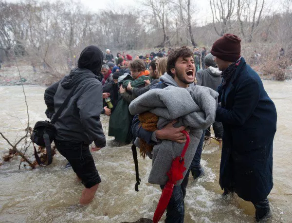 Унгария подсилва оградата срещу бежанците по сръбската граница