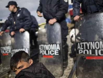 Гърция има план за постепенно изтегляне на мигрантите от границата с Македония