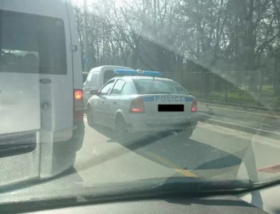 Полицейска кола кара без задръжки в нарушение (СНИМКА)