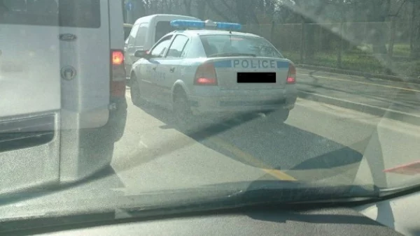 Полицейска кола кара без задръжки в нарушение (СНИМКА)