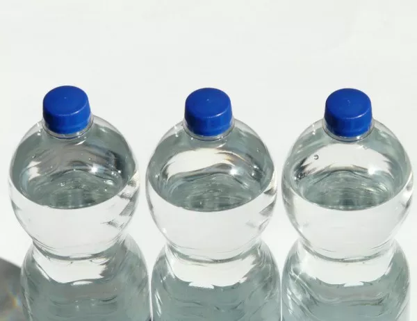 Има ли пластмасови частици в бутилираната вода у нас?