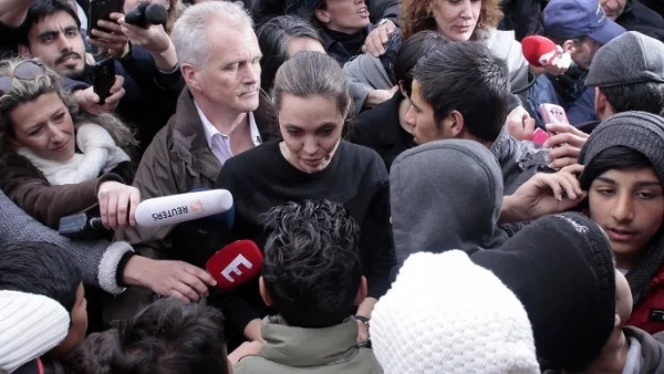 Анджелина Джоли посети мигрантите в Гърция и поиска мир