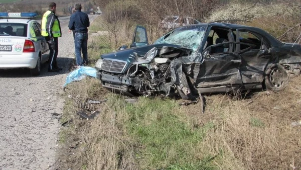 Пиян младеж се удари в дърво, спътникът му е в болница
