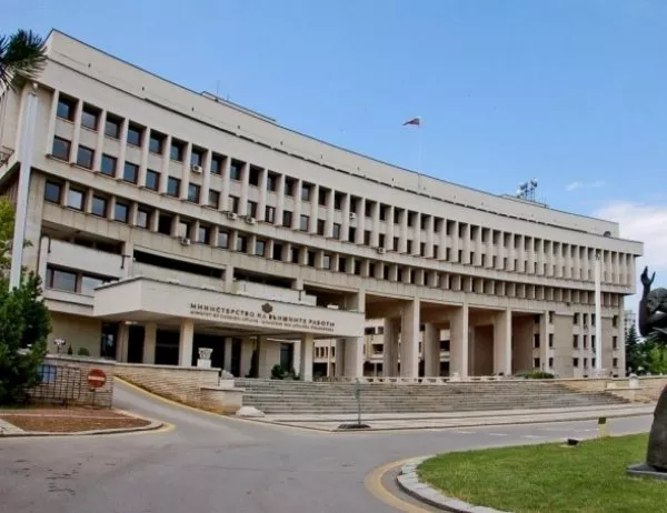 МВнР предлага анулирането на служебни паспорти на 52-ма българи