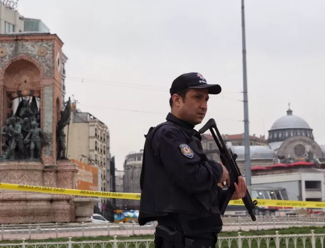 Полицията в Истанбул нахлу в централата на прокюрдска телевизия