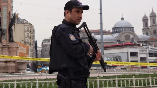 Въоръженият, държащ заложници в истанбулска клиника, се е предал