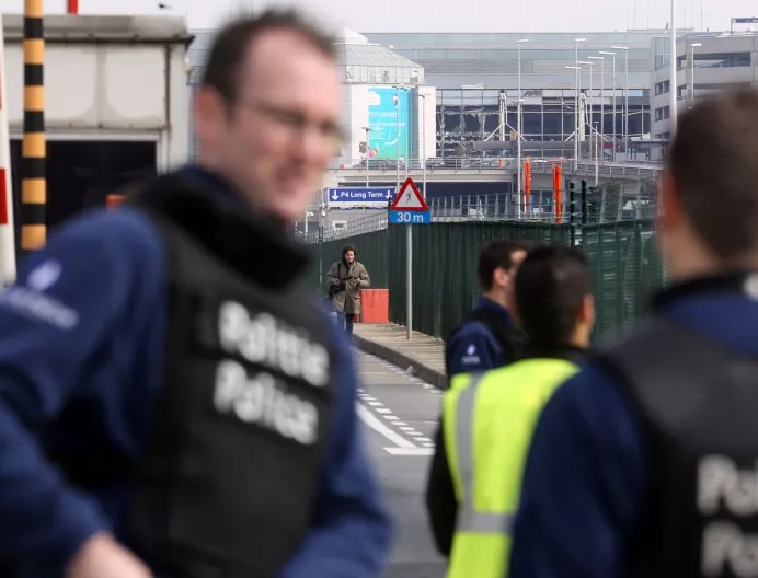 Мъж наръга двама полицаи в Брюксел, подозират тероризъм