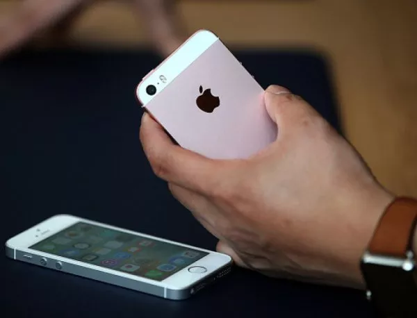 Продажбите на iPhone са намалели с почти 50%