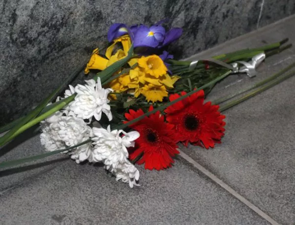 Цветята на паметника на Живков вехнат - идва по-страшен паметник