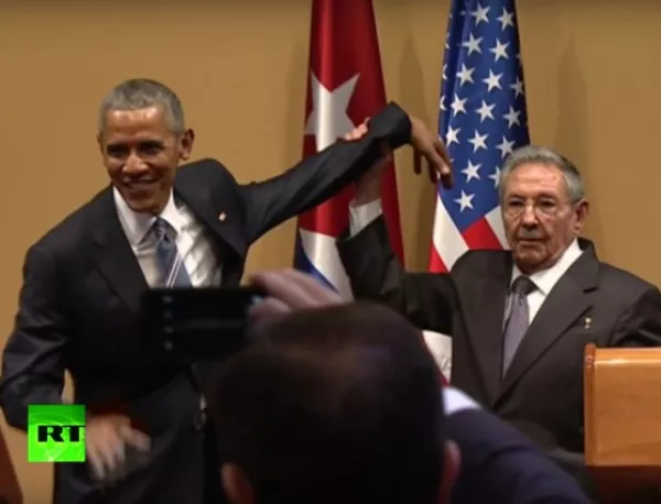 Конфуз: Кастро не даде на Обама да го потупа по гърба (Видео)