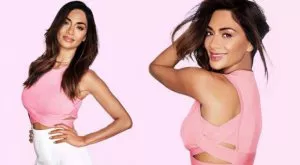 Никол си подчертава дупето с прилепнал кожен панталон (СНИМКИ)