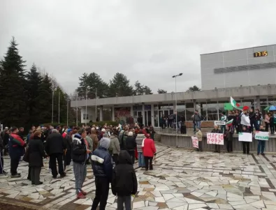 В Павел баня граждани протестираха срещу решенията на Общинския съвет 