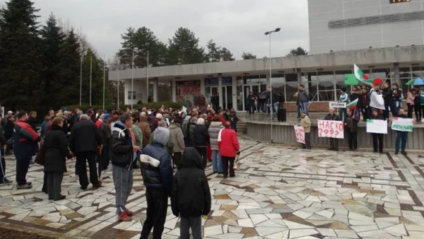 В Павел баня граждани протестираха срещу решенията на Общинския съвет 