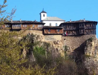 След бурята: Гложенският манастир търси финансиране за ремонт 