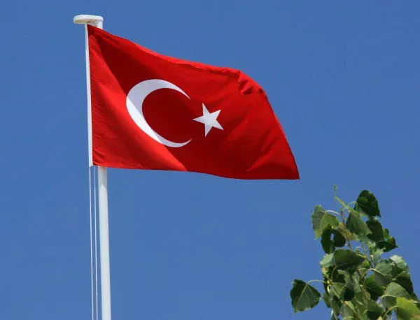 Преврат в турската армия, войници в Истанбул, стрелба в Анкара*