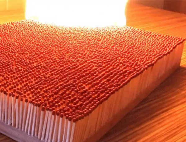 Какво ще стане, ако запалим 6000 кибритени клечки (ВИДЕО)