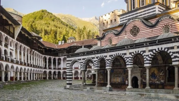 Родните манастири печелят близо милион от нощувки по Великден