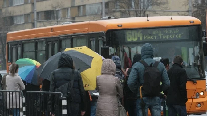 Наказаха дисциплинарно шофьора на автобуса, дръзнал да протестира