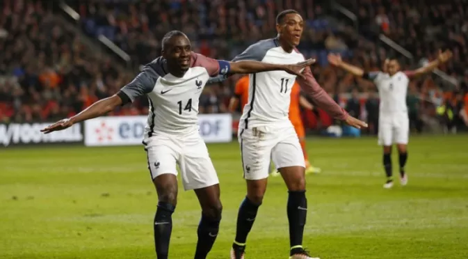 Франция тресна Холандия, спряха мача в памет на Кройф