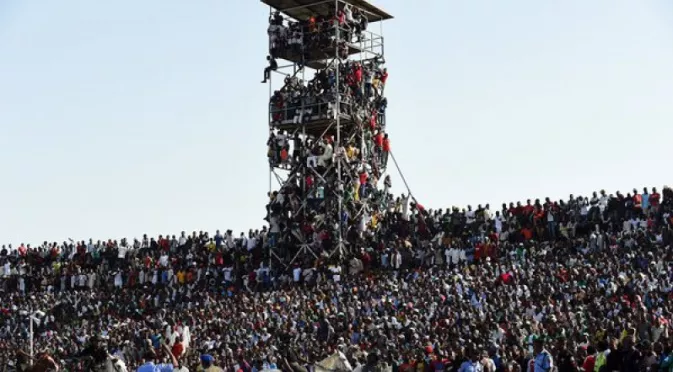 Как 40 000 в Нигерия гледаха мач на стадион за 25 000 (СНИМКИ)