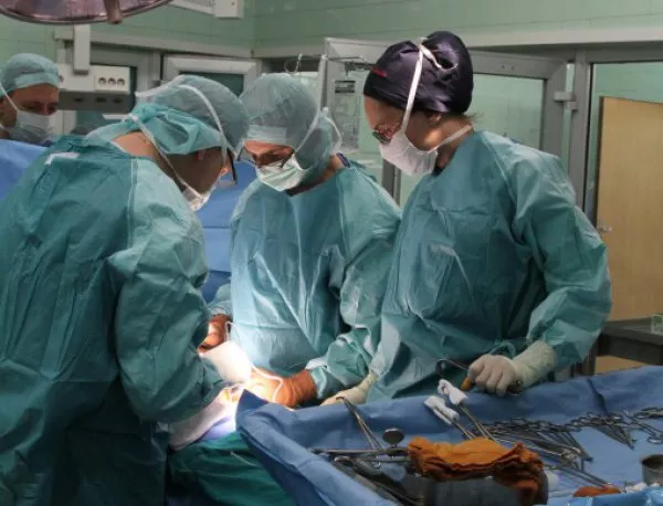 Хирурзи от Варна извадиха 3 кг топка коса от стомаха на дете