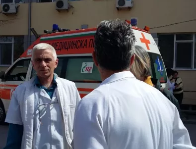 Лекари на протест пред болницата в Асеновград днес